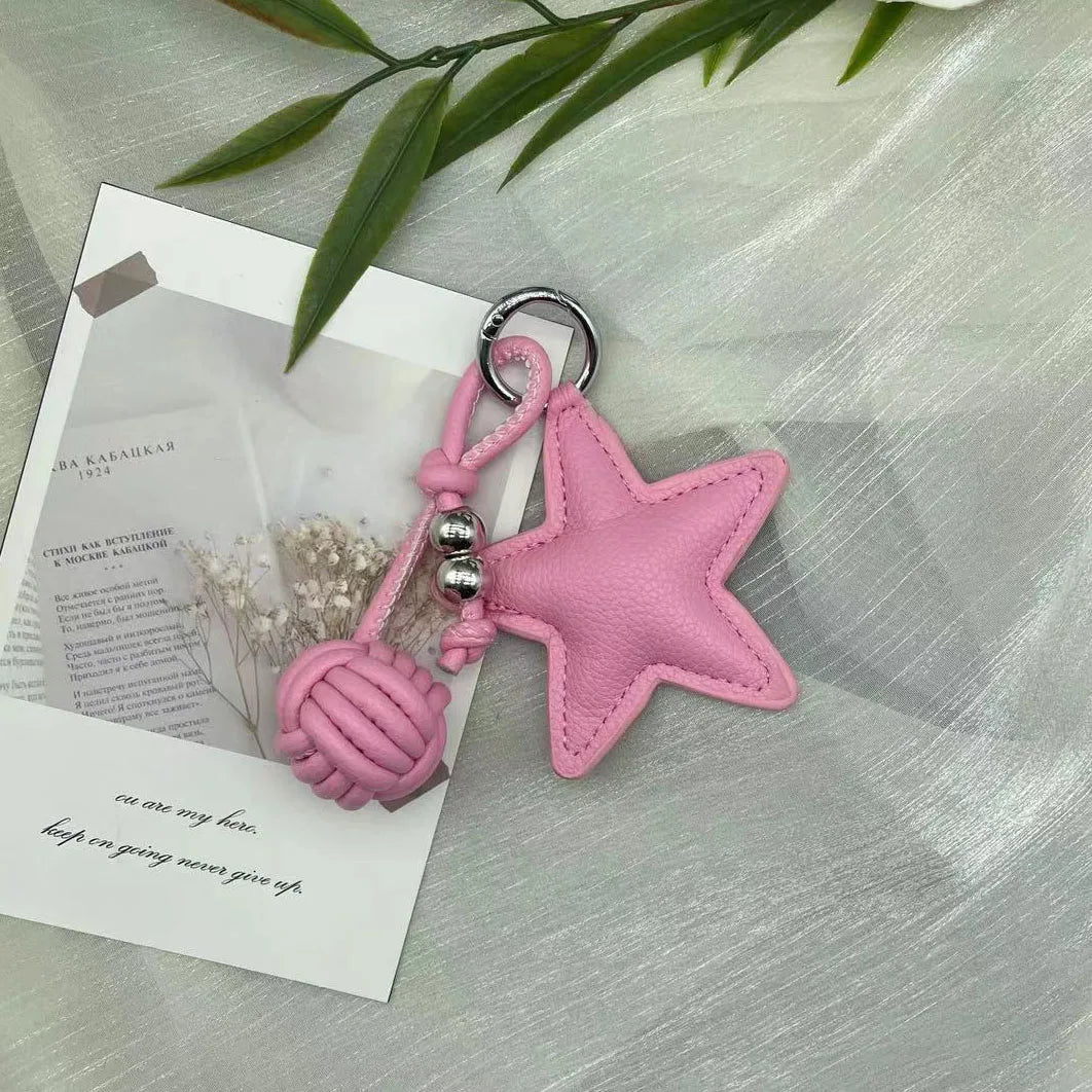 Fünfzackiger Stern Schlüsselanhänger aus Leder – Creativer Keyring mit geflochtener Lederkugel, stilvoller Taschen- &amp; Autoschmuck 