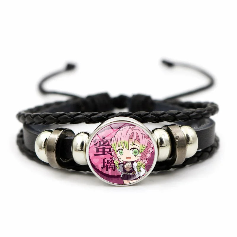 Demon Slayer™ Lederarmband mit Figuren-Charm – Tanjiro, Nezuko, Inosuke & Zenitsu | Verstellbares Fan-Armband mit Glasanhänger