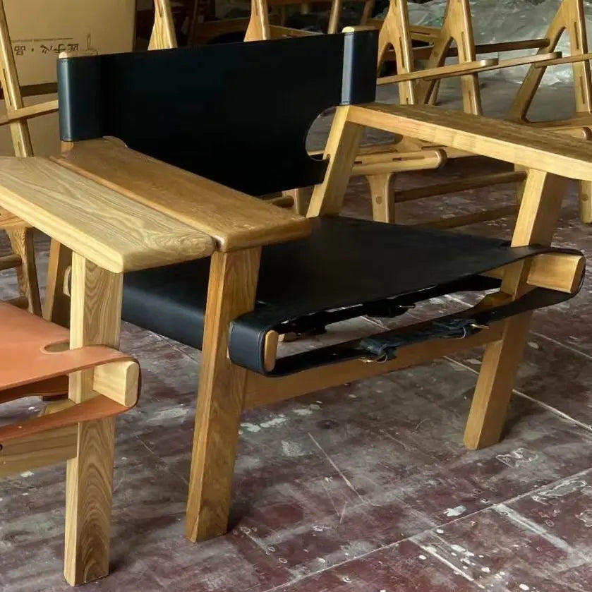 Nordischer Jagdstuhl aus Massivholz mit Sattelleder – Wabi-Sabi Design Lounge- & Balkonstuhl mit Armlehnen