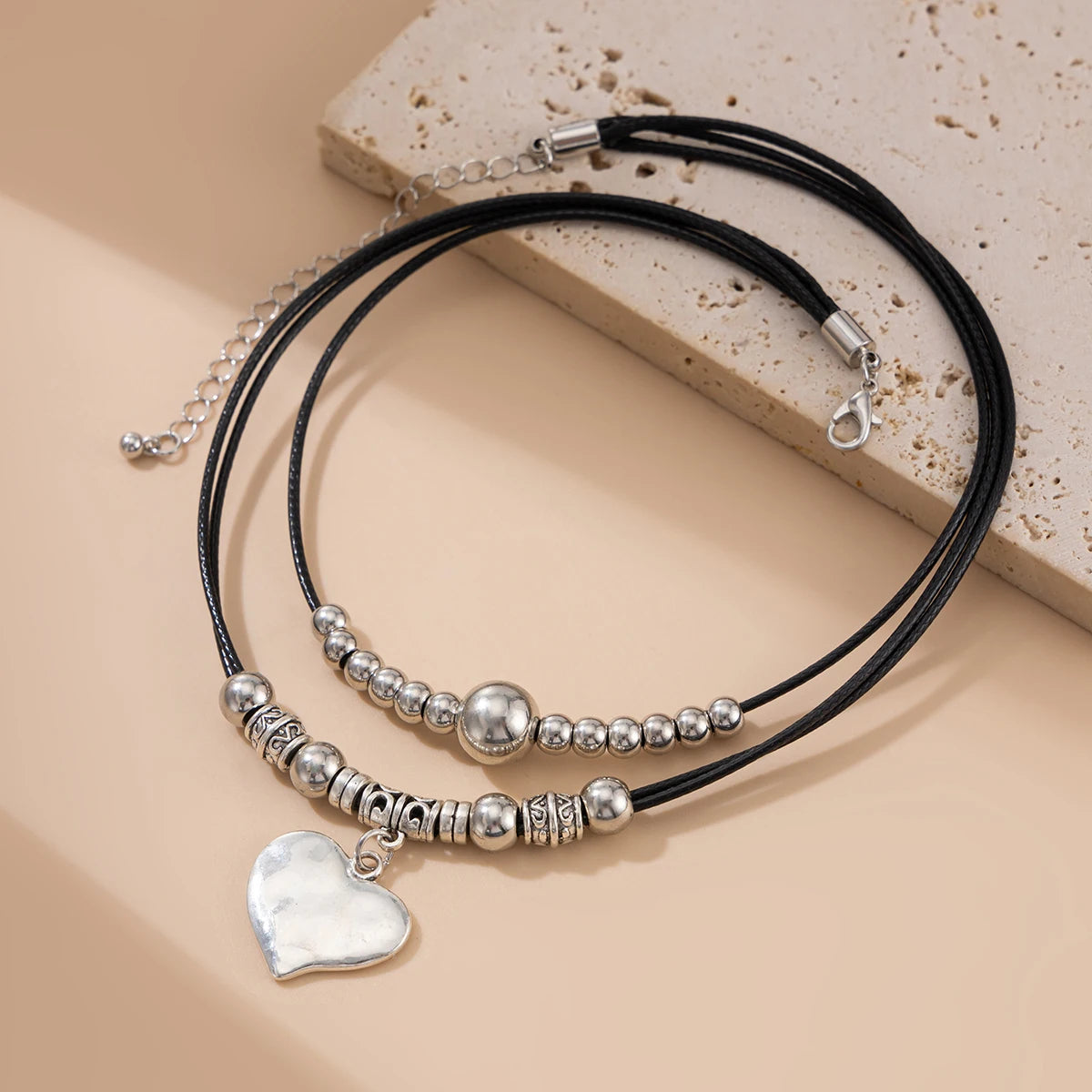 Multilayer schwarze Lederkette im Gothic Style – Wachsfaden Halskette mit Herz-Pailletten Anhänger für Damen, trendiger Party-Schmuck