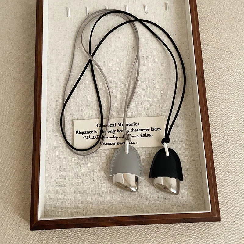 Lange Lederkette mit Zapfen-Anhänger – Schwarze &amp; Hellblaue PU-Lederkette im naturinspirierten Design für Damen