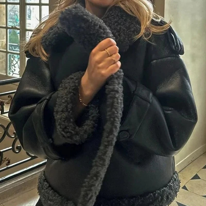 Damen Lange Lederjacke mit Kunstfell – Wintermantel mit Reverskragen & Gürtel, warme Streetwear Jacke im Patchwork-Look