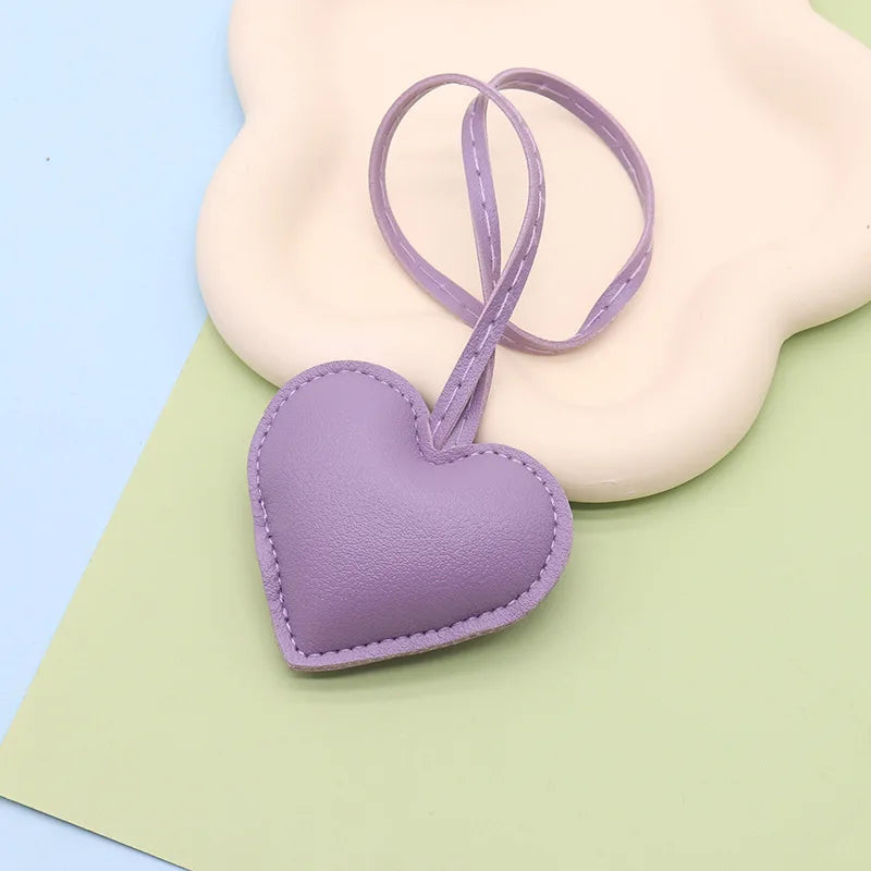 Herz Schlüsselanhänger aus Leder in Rosa & Rot – Süßer Love Keychain als Taschenanhänger & Geschenkidee für Frauen und Mädchen