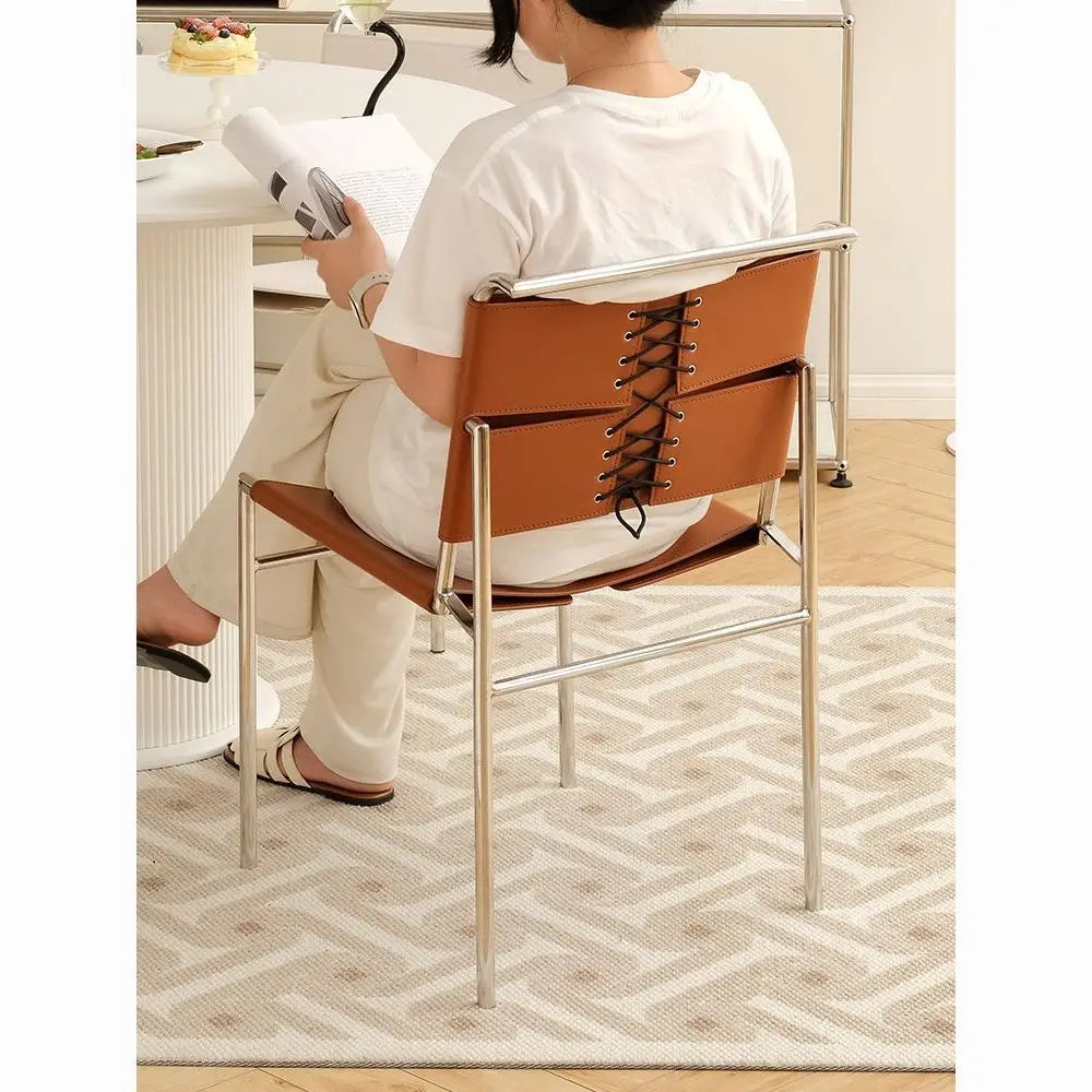 Minimalistischer Leder-Esszimmerstuhl im Vintage-Stil – Eleganter Designerstuhl mit Edelstahlrohr-Gestell für modernes Wohnen
