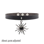 Punk Gothic Choker aus schwarzem PU-Leder – Fledermaus Halsband mit Herzschloss, Schlüssel & Spikes für Damen