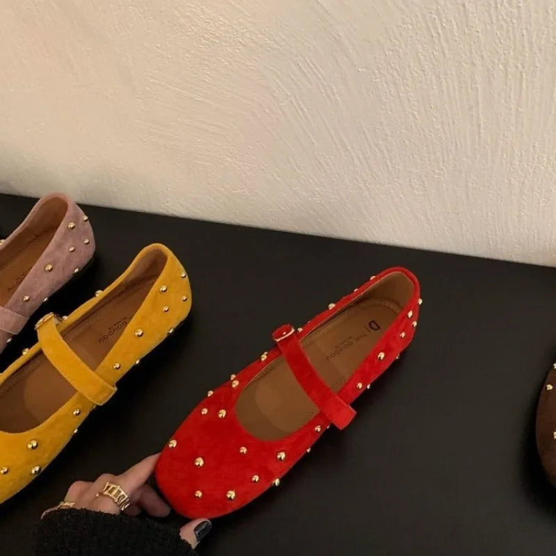 UETEEY Dames Mary Jane Flats 2025 – Sommer Ballerina Schuhe aus Wildleder mit Nieten, Bequeme Runde Zehen Casual Flats für Frauen