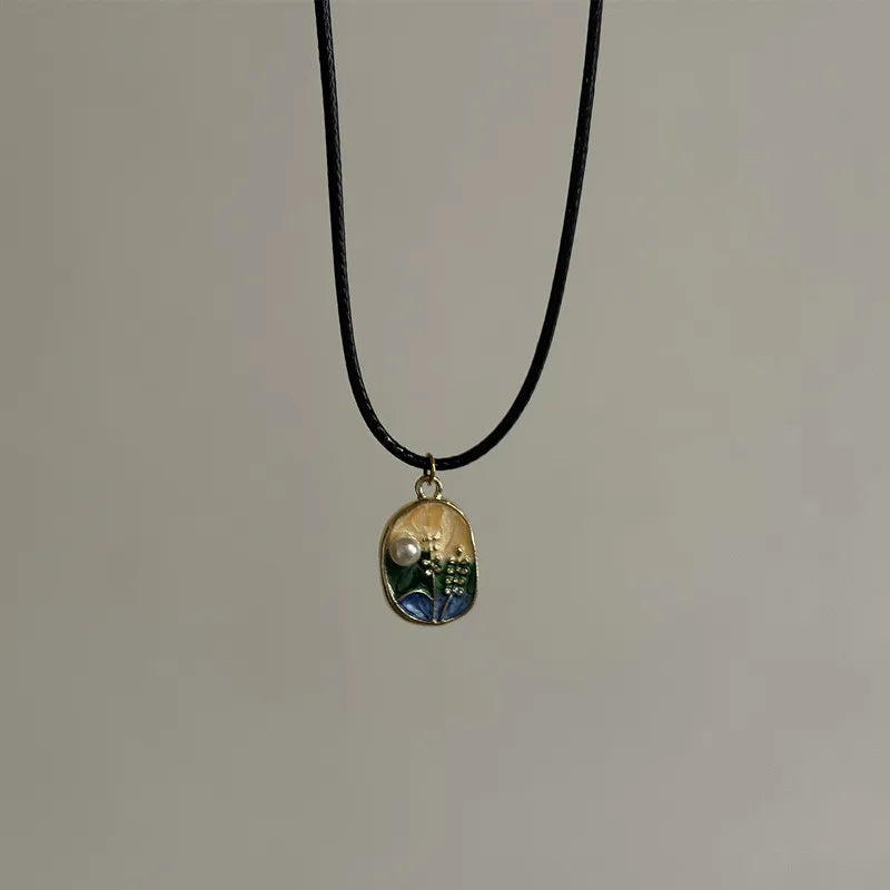 Vintage Lederkette mit Sonnen- & Blumenanhänger – Halskette mit Lederband & Emaille-Optik für Damen