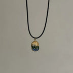 Vintage Lederkette mit Sonnen- & Blumenanhänger – Halskette mit Lederband & Emaille-Optik für Damen