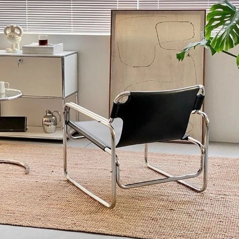 Moderner Metall-Armlehnenstuhl mit Leder-Rückenlehne – Minimalistischer Single Living Room Chair, komfortabler Design-Armchair für Zuhause 