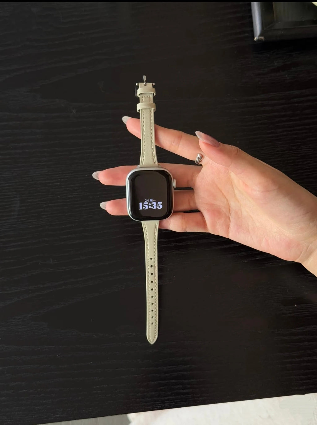 Elegante pulsera de cuero con bucle para Apple Watch de mujer – Correa de cuero de gran calidad de 38–46 mm y 49 mm para las series 1–11, SE y Ultra