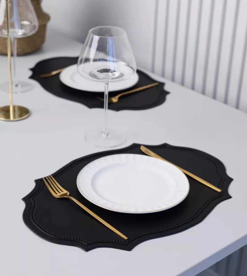 Schwarze ovale Kunstleder Tischsets – Wendbare Luxus-Platzmatten aus weichem Kunstleder für Küche, Café & Esszimmer (1/2/4 Stück)