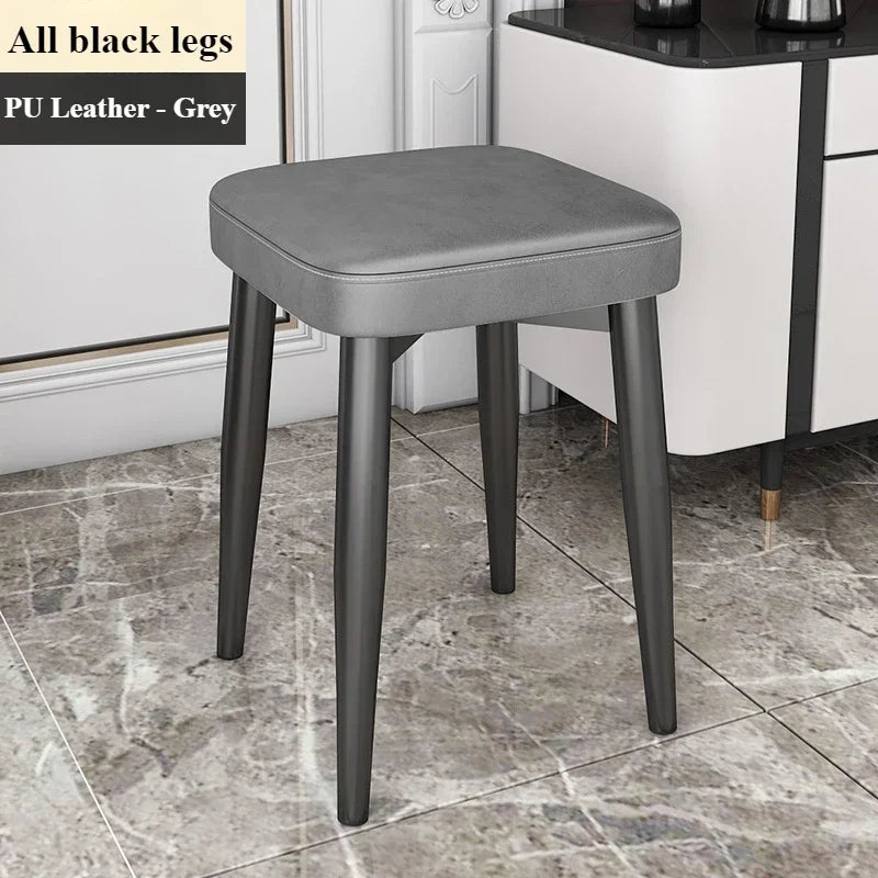 Moderner Esszimmerstuhl aus Leder mit Latexpolster – Stapelbarer Light-Luxury Dining Chair mit Carbonstahlrahmen & rutschfesten Füßen