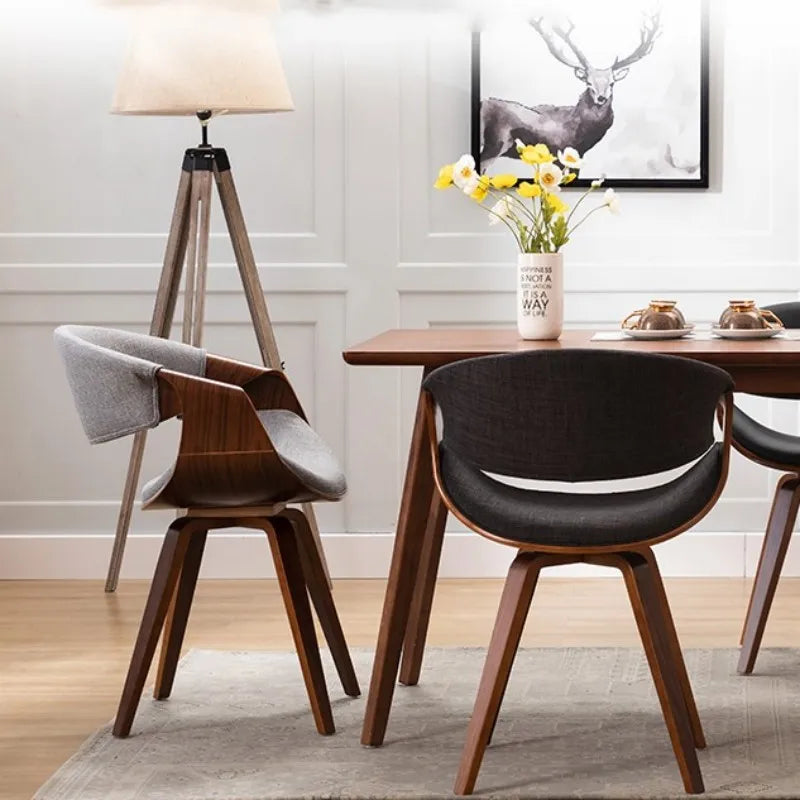 Mid-Century Esszimmerstuhl mit geschwungener Rückenlehne – Gepolsterter Armlehnenstuhl aus Stoff oder Kunstleder mit Holzbeinen, moderner Accent Chair