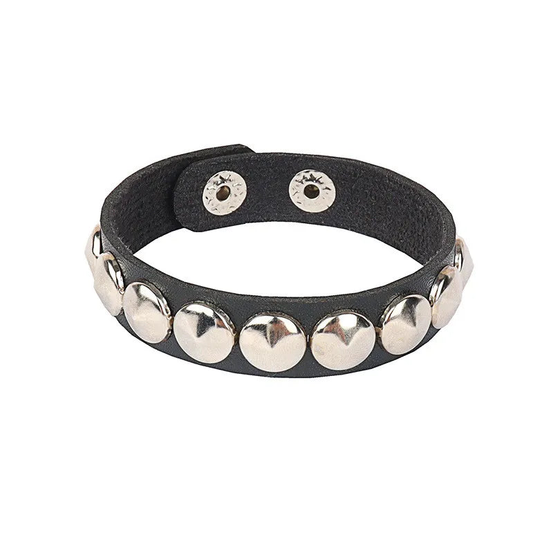 90s Punk Lederarmband mit Nieten – Dreireihiges PU Armband mit eckigen Spikes, Gothic Statement Bracelet für Damen 2024