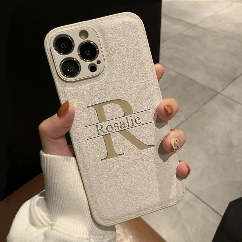 Personalisierte Leder iPhone Hülle mit großen Initialen – Lasergravur Case für iPhone 11 bis iPhone 17 Pro Max & Plus