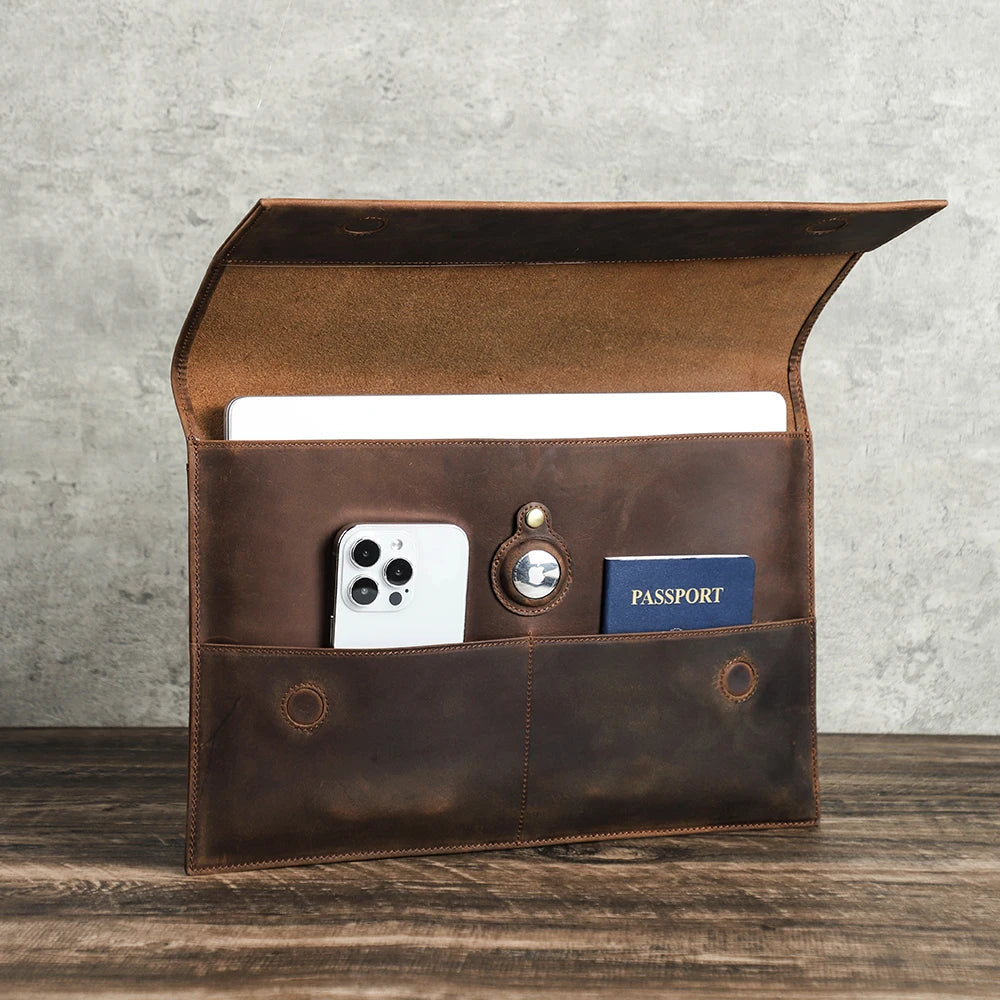 CONTACT’S FAMILY Echtes Leder Laptop Sleeve – MacBook Air/Pro 13–16 Zoll mit Airtag-Fach, Unisex Vintage Handbag