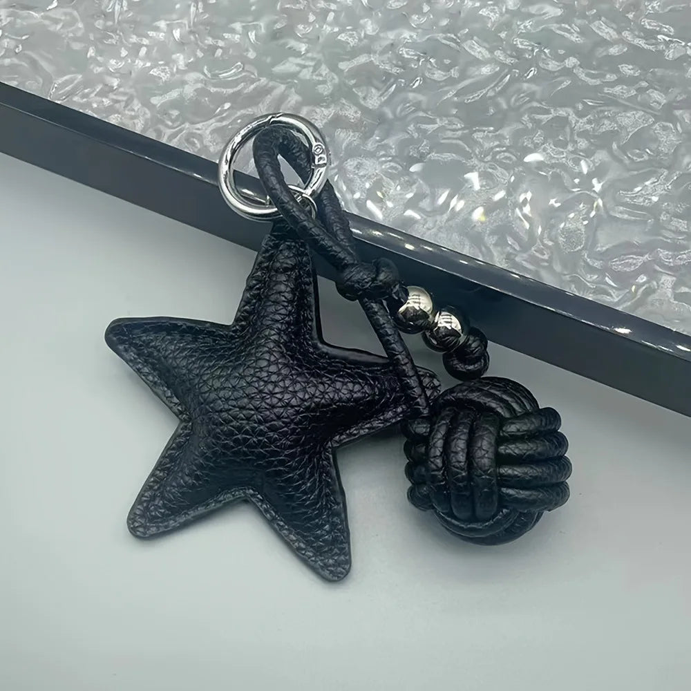 Fünfzackiger Stern Schlüsselanhänger aus Leder – Creativer Keyring mit geflochtener Lederkugel, stilvoller Taschen- &amp; Autoschmuck 