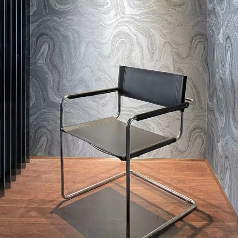 Italienischer Bauhaus Lederstuhl aus Sattelleder – Comedor moderno y muebles de diseño retro con iluminación y lujo