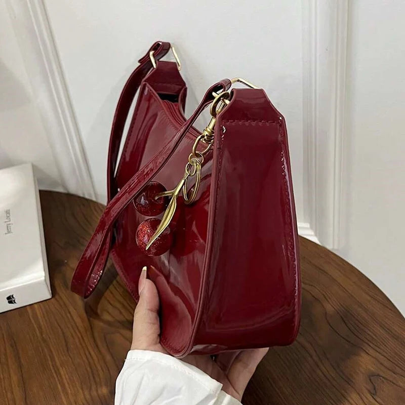 Vintage Retro Damen Schultertasche aus PU-Leder – Crossbody Handtasche mit Kirsch-Anhänger, Weich & Lässig
