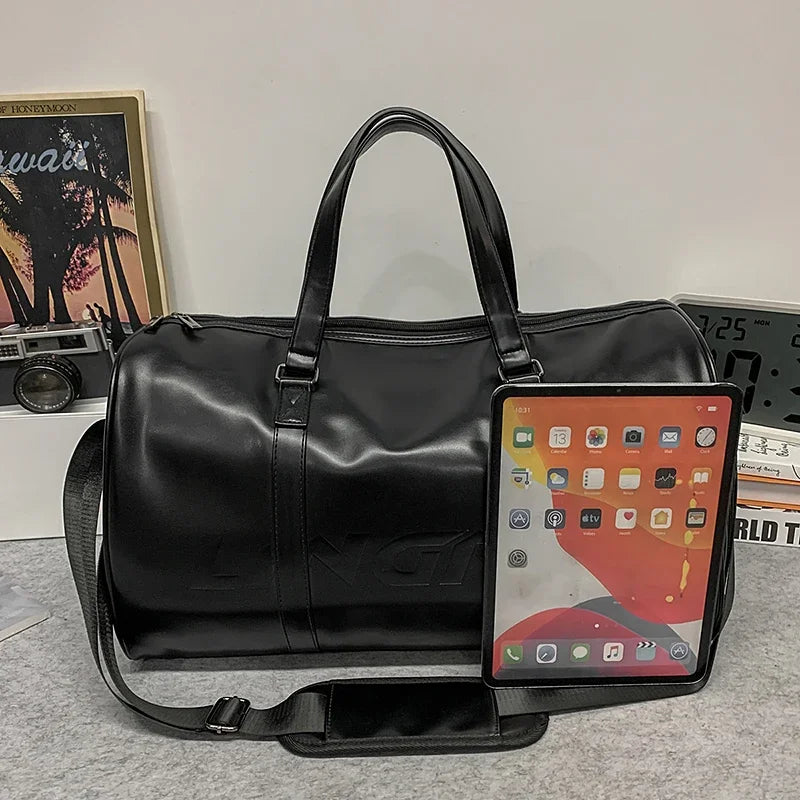 Minimalistische Herren Reisetasche – Schwarze PU Leder Weekender Bag, wasserfest, große Kapazität für Sport, Fitness und Kurztrips