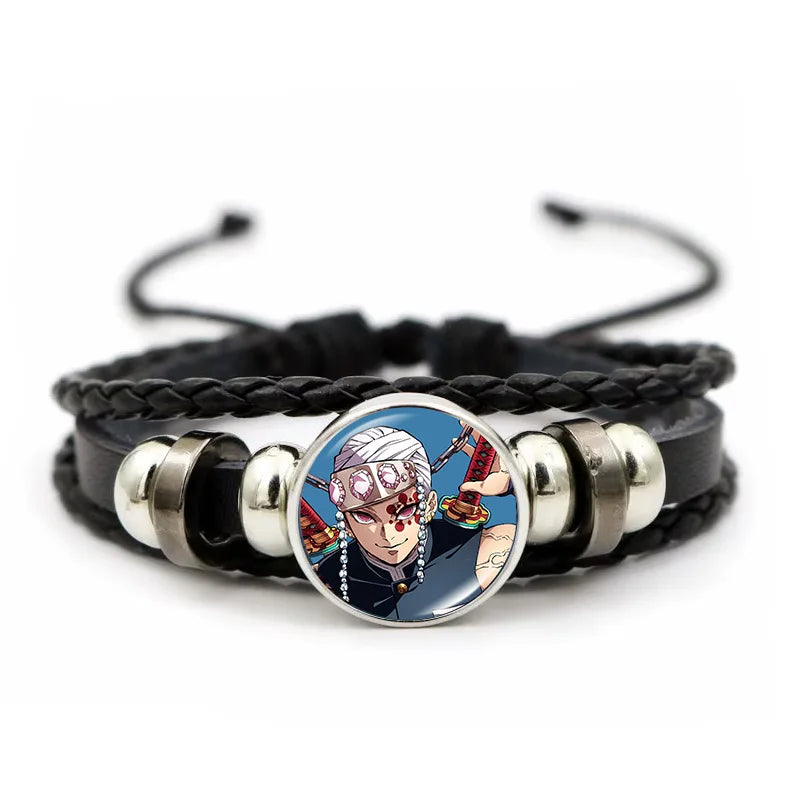 Demon Slayer™ Lederarmband mit Figuren-Charm – Tanjiro, Nezuko, Inosuke & Zenitsu | Verstellbares Fan-Armband mit Glasanhänger