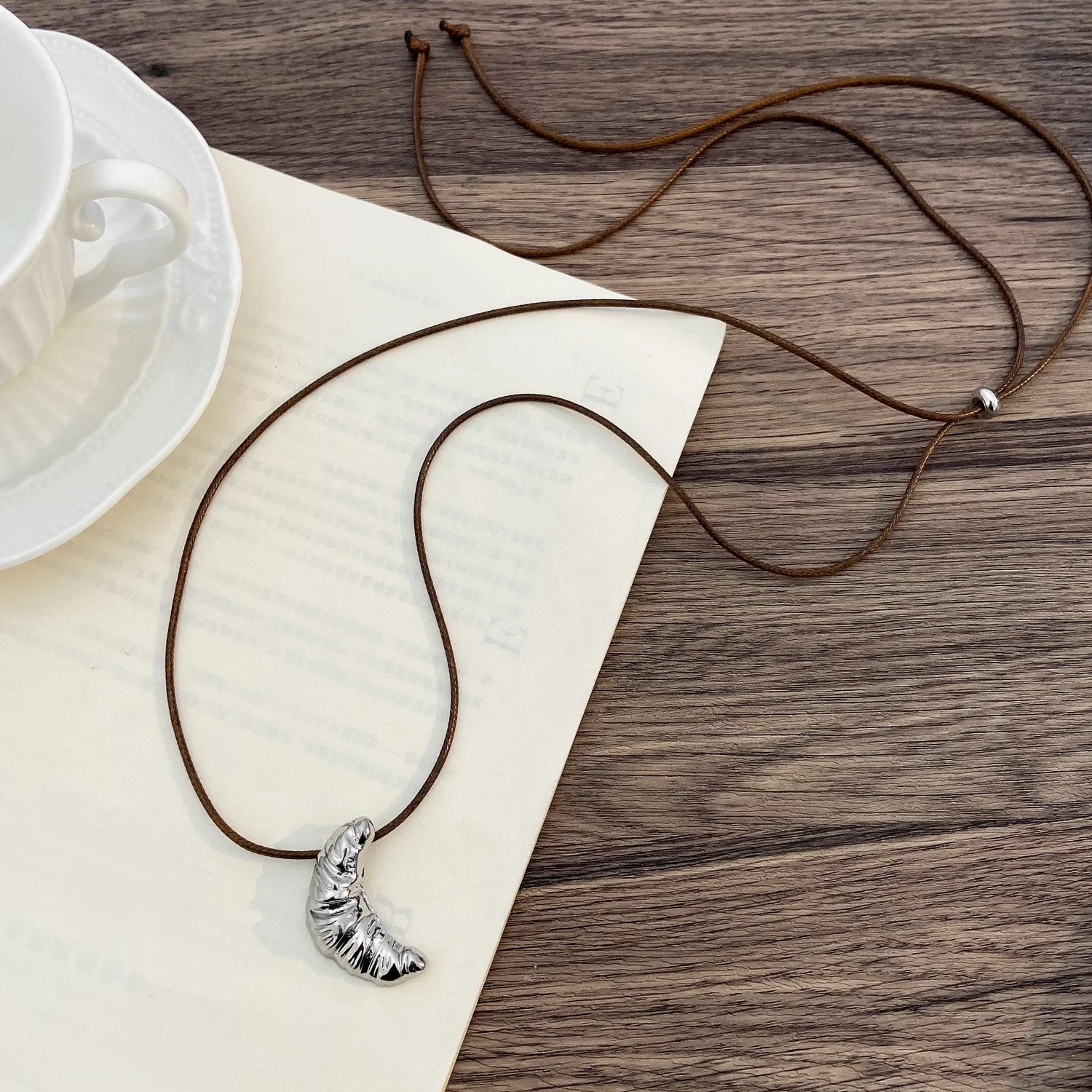 Lange Halskette mit Horn-Anhänger – Elegante Lederkordel Sweater Chain im Boho-Stil für Damen