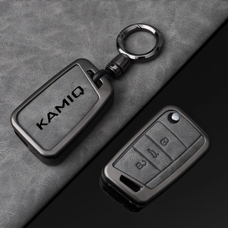 Premium Autoschlüssel Hülle aus Metall & Leder für Skoda Kamiq – Faltbares Keyless Key Case Cover mit Schlüsselanhänger