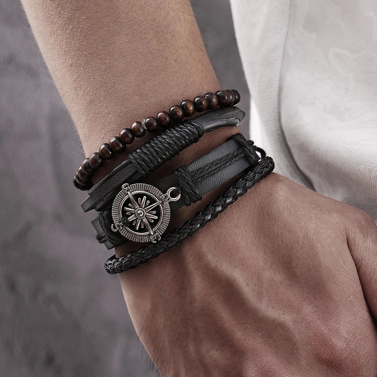 Punk Leder Wickelarmband mit Gitarren- & Unendlichkeits-Symbol – Geflochtenes Vintage Armband mit Holzperlen, Ethno Tribal Wristband für Damen & Herren