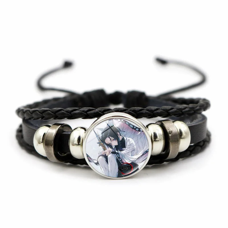 Demon Slayer™ Lederarmband mit Figuren-Charm – Tanjiro, Nezuko, Inosuke & Zenitsu | Verstellbares Fan-Armband mit Glasanhänger