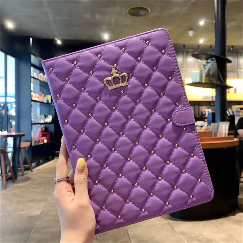 Luxury Crown PU Leder Case für iPad 9.7, 10.2 & 10.9 Zoll – Elegante Tablet Schutzhülle mit Bling Krone, Standfunktion & Wake-Sleep