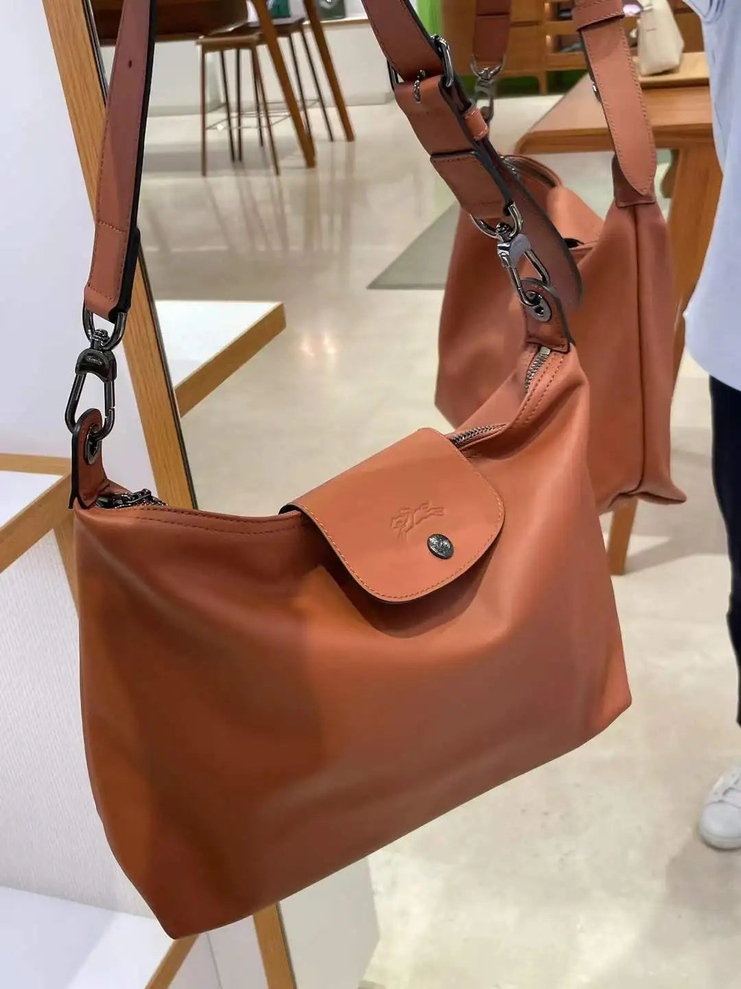 Longchamp Damen & Herren Schultertasche – Große Premium Leder-Tote Bag, Handgehalten & Crossbody, Wasserabweisend