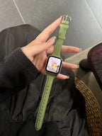 Elegante pulsera de cuero con bucle para Apple Watch de mujer – Correa de cuero de gran calidad de 38–46 mm y 49 mm para las series 1–11, SE y Ultra