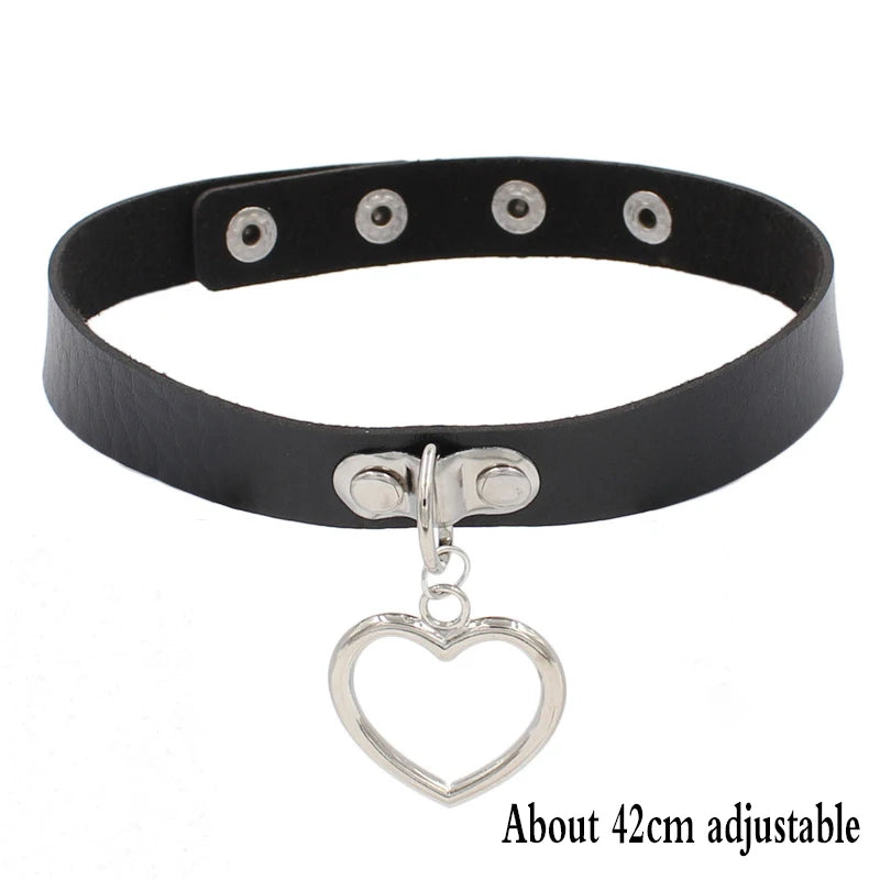 Punk Gothic Choker aus schwarzem PU-Leder – Fledermaus Halsband mit Herzschloss, Schlüssel & Spikes für Damen