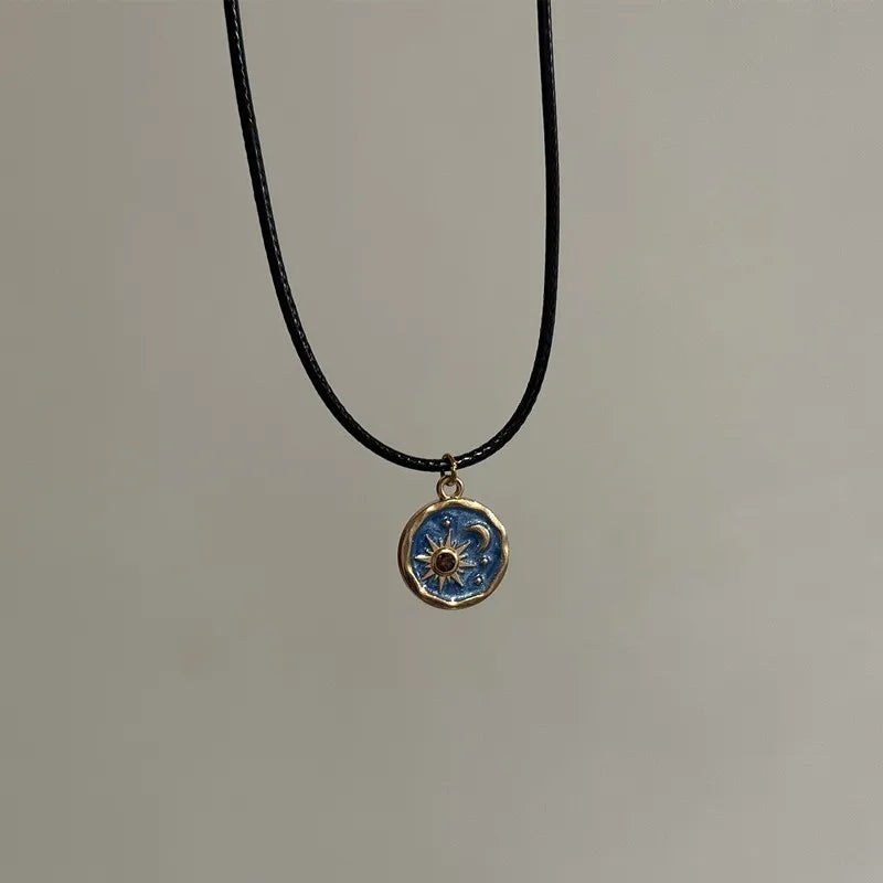 Vintage Lederkette mit Sonnen- & Blumenanhänger – Halskette mit Lederband & Emaille-Optik für Damen