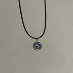 Vintage Lederkette mit Sonnen- & Blumenanhänger – Halskette mit Lederband & Emaille-Optik für Damen