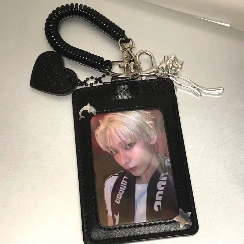 Schwarzer Kartenhalter aus PU-Leder mit silbernem Katzen- &amp; Schleifenanhänger – ID- &amp; Campus-Kartenhalter als Schlüsselanhänger 