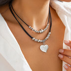 Multilayer schwarze Lederkette im Gothic Style – Wachsfaden Halskette mit Herz-Pailletten Anhänger für Damen, trendiger Party-Schmuck