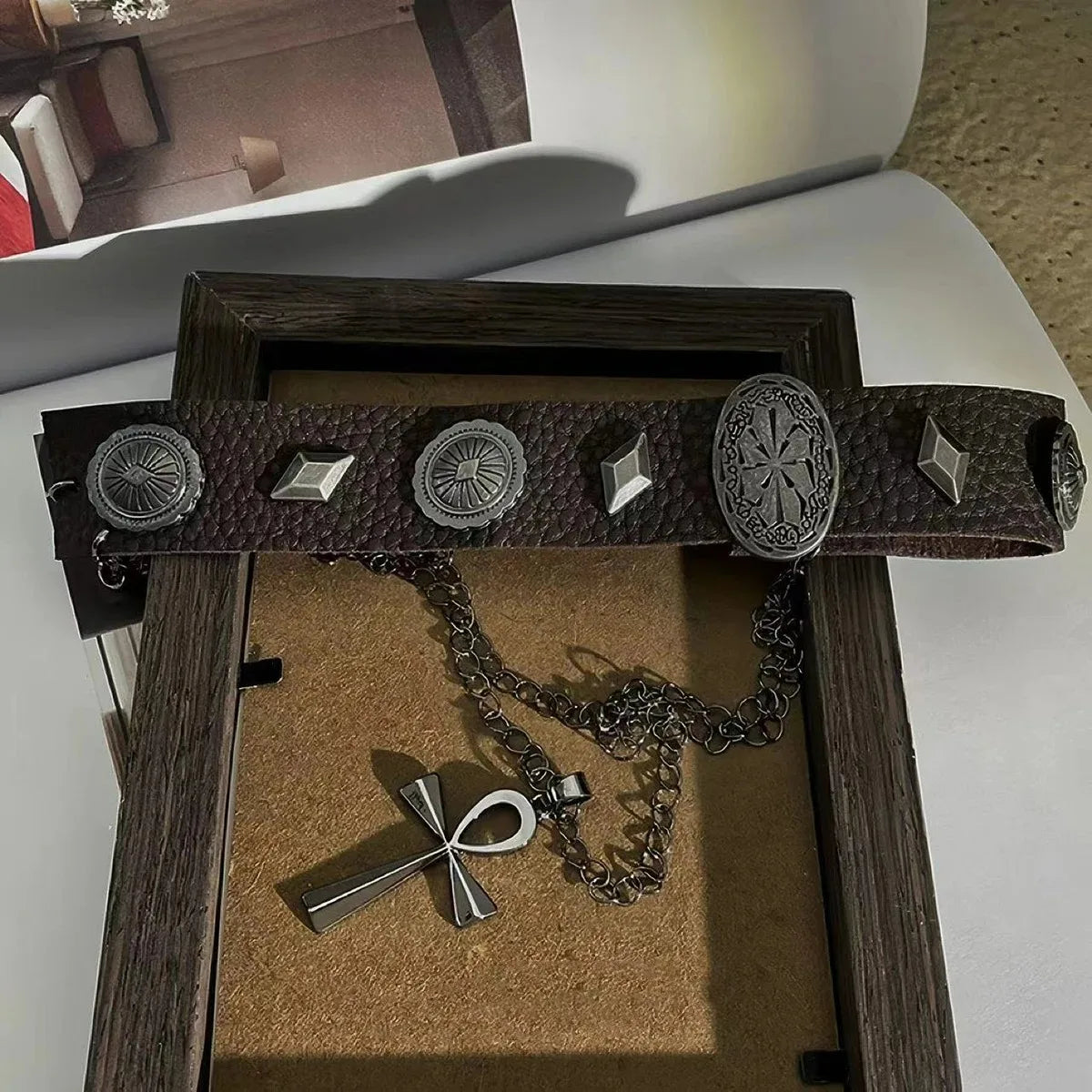 Maillard Style Y2K Gothic Multilayer Choker – Braune Kunstleder Halskette mit Nieten & Kreuz Anhänger für Damen