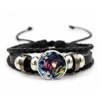 Demon Slayer™ Lederarmband mit Figuren-Charm – Tanjiro, Nezuko, Inosuke & Zenitsu | Verstellbares Fan-Armband mit Glasanhänger