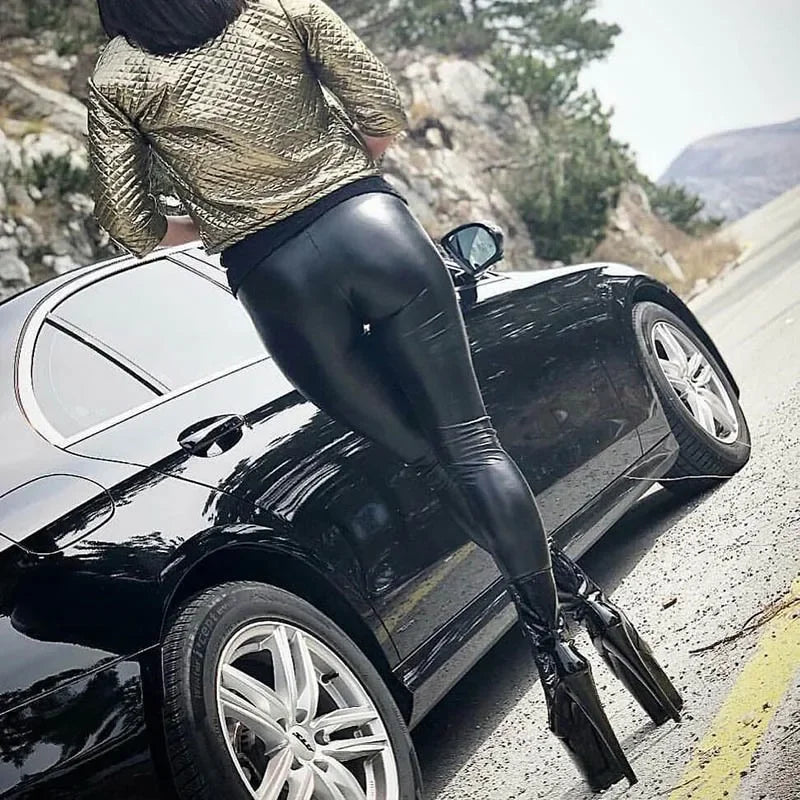 Leggings de piel sintética negros para mujer: cintura alta, muy elásticos, nahtlos y figurbetont para la fiesta y el verano 