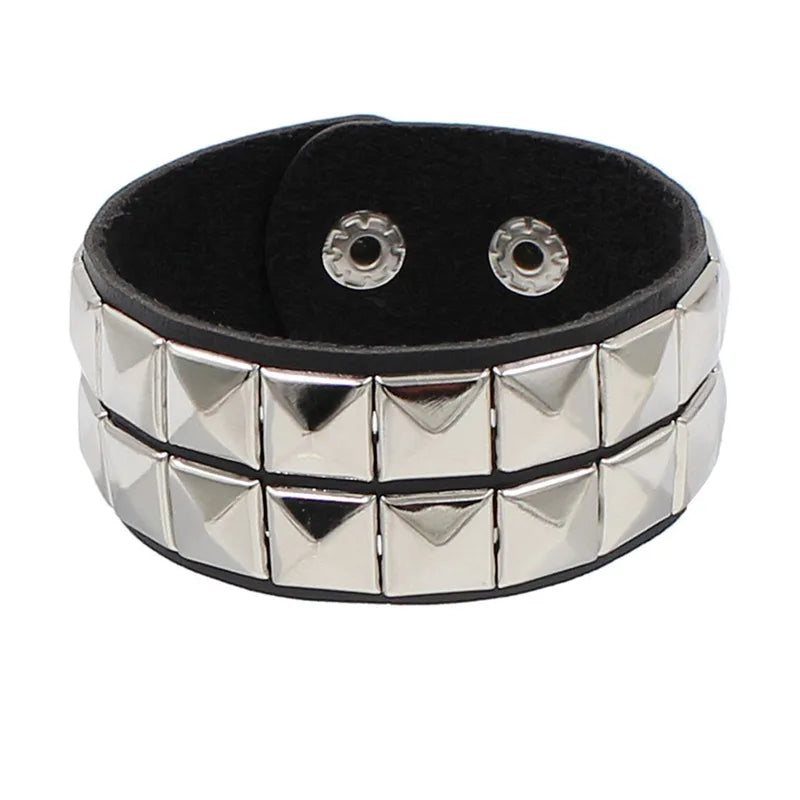 90s Punk Lederarmband mit Nieten – Dreireihiges PU Armband mit eckigen Spikes, Gothic Statement Bracelet für Damen 2024