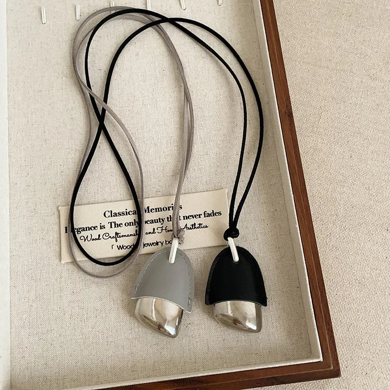 Lange Lederkette mit Zapfen-Anhänger – Schwarze &amp; Hellblaue PU-Lederkette im naturinspirierten Design für Damen