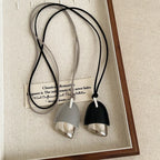 Lange Lederkette mit Zapfen-Anhänger – Schwarze &amp; Hellblaue PU-Lederkette im naturinspirierten Design für Damen