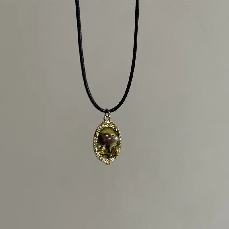 Vintage Lederkette mit Sonnen- & Blumenanhänger – Halskette mit Lederband & Emaille-Optik für Damen