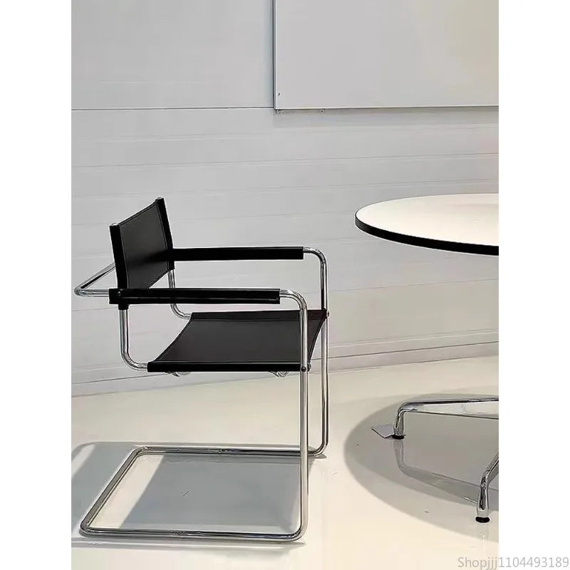 Bauhaus Esszimmerstuhl aus Edelstahl & Sattelleder – Platzsparender Designerstuhl mit Armlehnen für Wohnzimmer & Essbereich