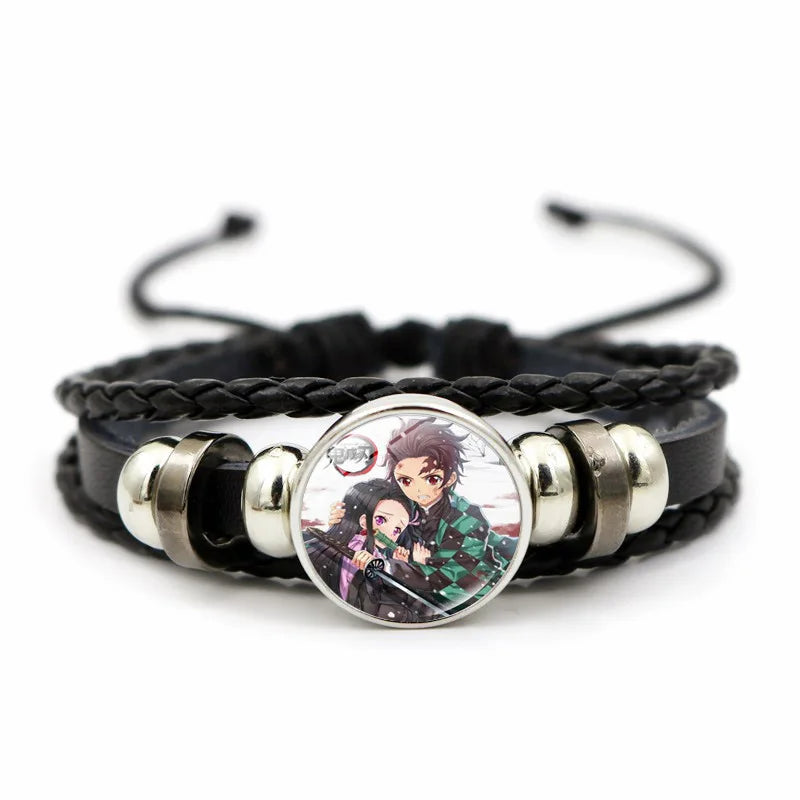 Demon Slayer™ Lederarmband mit Figuren-Charm – Tanjiro, Nezuko, Inosuke & Zenitsu | Verstellbares Fan-Armband mit Glasanhänger