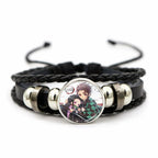 Demon Slayer™ Lederarmband mit Figuren-Charm – Tanjiro, Nezuko, Inosuke & Zenitsu | Verstellbares Fan-Armband mit Glasanhänger