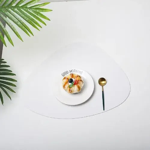 Dreieckiges Leder Platzset – Rutschfest & hitzeisolierend, modernes Tischset im Nordic Style für Küche, Hotel & Restaurant