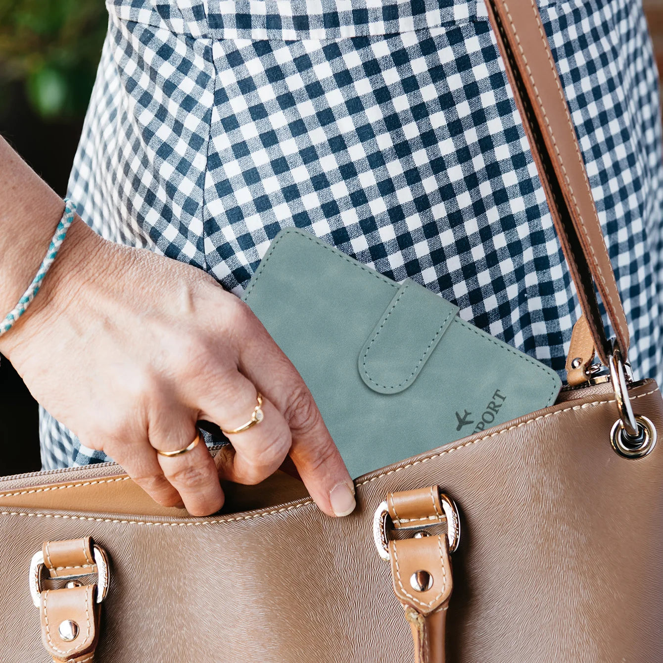 TRASSORY Reisepasshülle mit RFID-Schutz – Schlanke PU-Leder Passport Wallet mit Kartenfächern für Damen & Herren