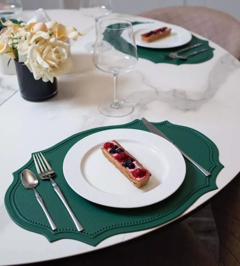 Grüne ovale Kunstleder Tischsets – Wendbare Luxus-Platzmatten aus weichem Kunstleder für Küche, Café & Esszimmer (1/4/10 Stück)